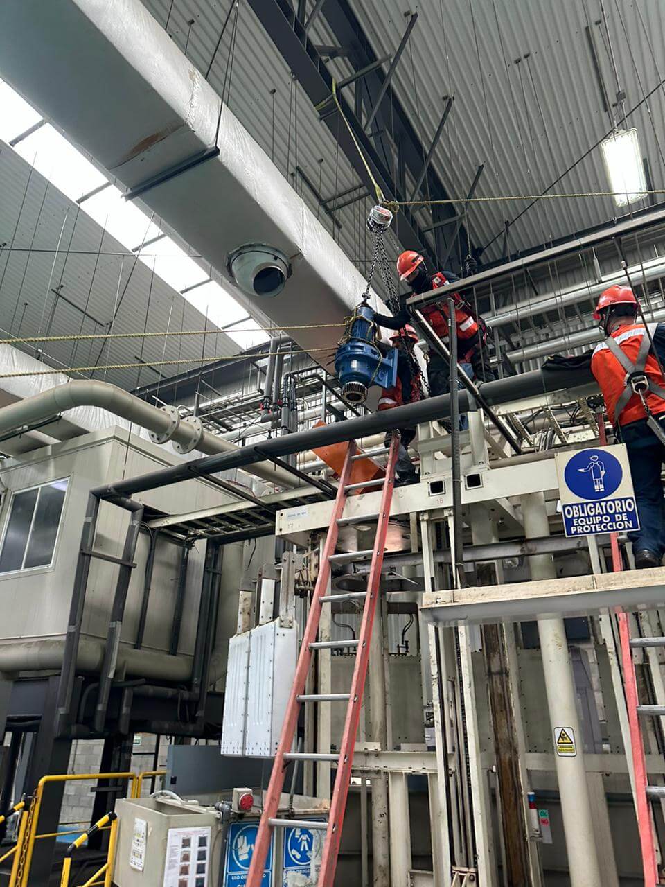 Personal trabajando en diseño y fabricación