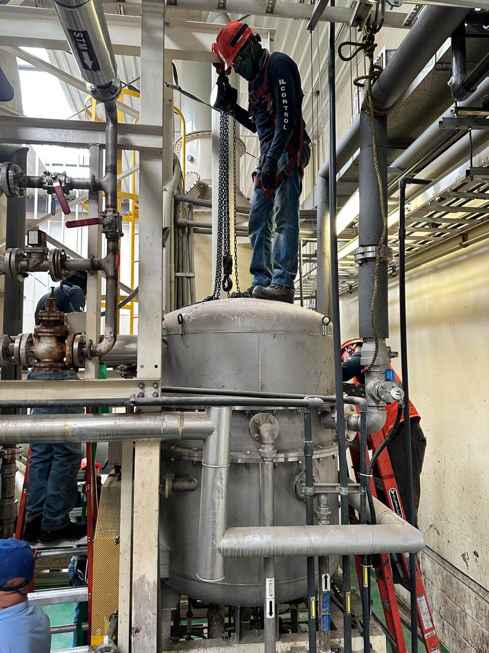 Personal trabajando en modificación de secuencias de control